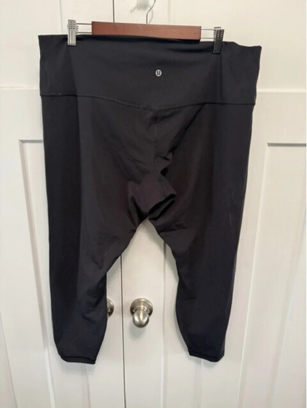 NWOT Lululemon black cropped soft leggings 23